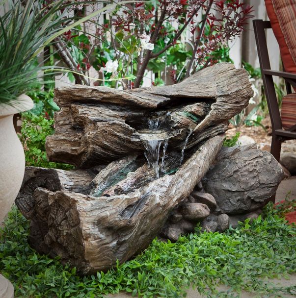 fontana in giardino in legno