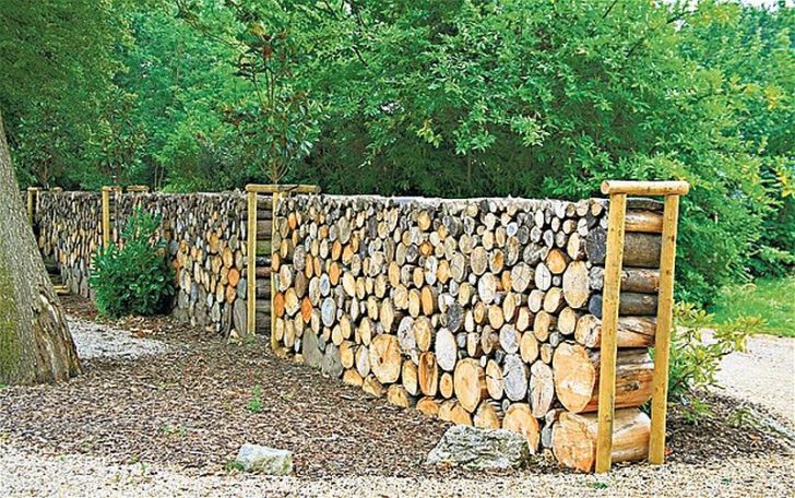 Arredare giardino con i tronchi di legno