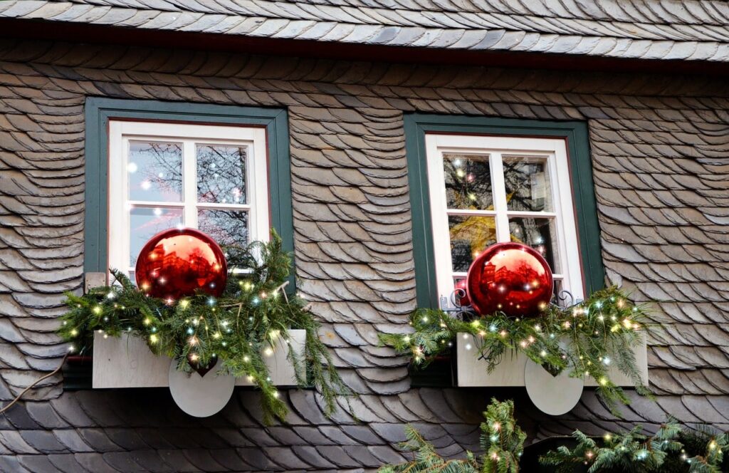 Come allestire decorazioni natalizie per esterno