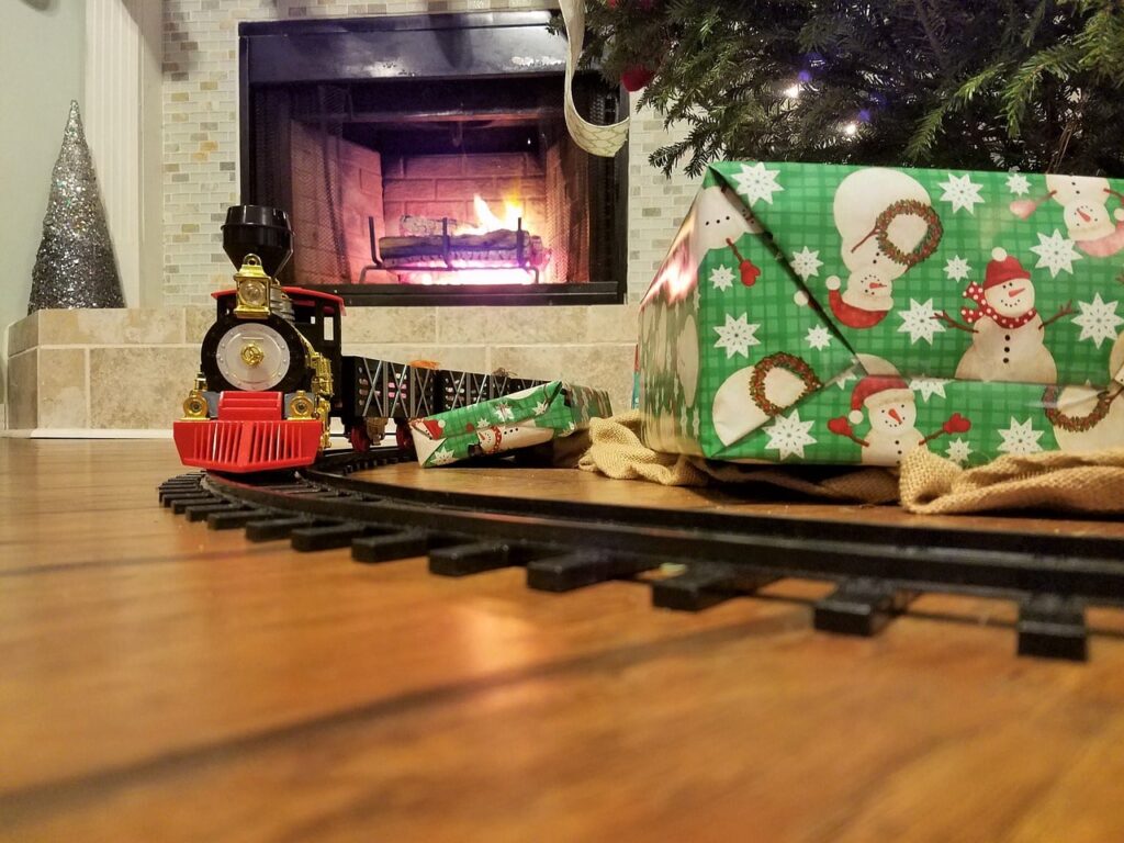 Come allestire un trenino sotto l'albero di Natale