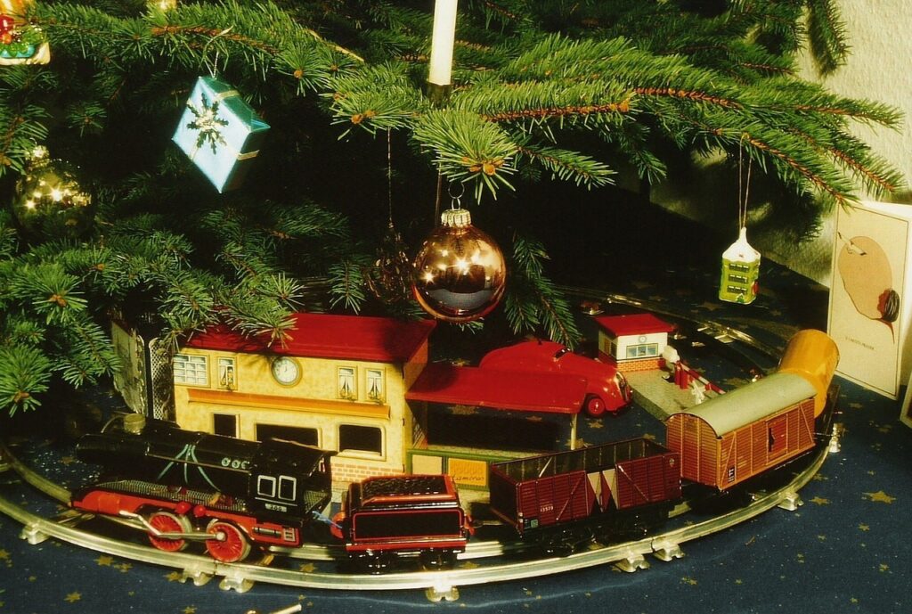 Trenino di Natale: idee per decorare l'albero