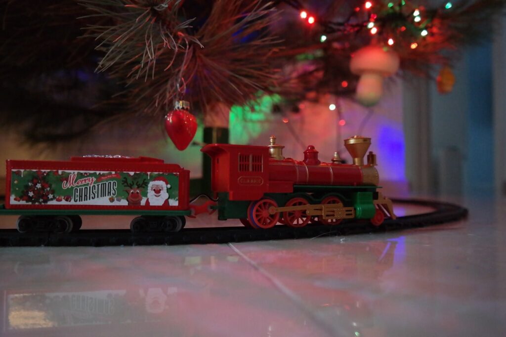 Come allestire un trenino sotto l'albero di Natale