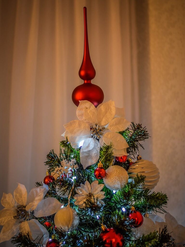 Addobbare l'albero di Natale come da tradizione