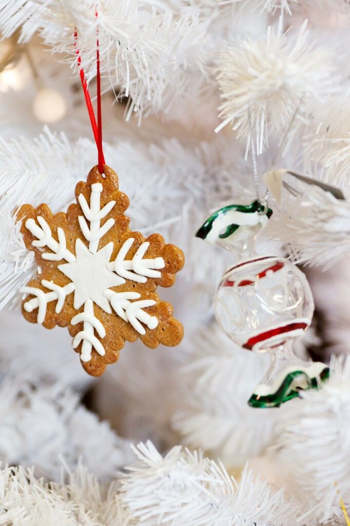 Addobbare l'albero di Natale con i biscotti