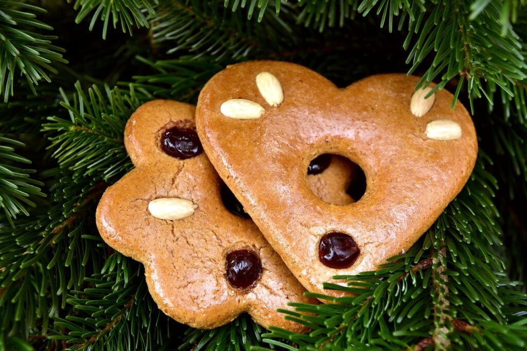 Addobbare l'albero di Natale con i biscotti