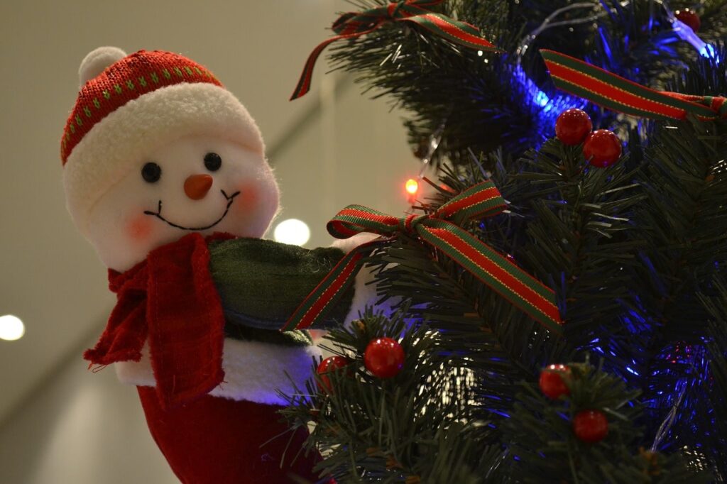 Addobbare l'albero di Natale con i peluche