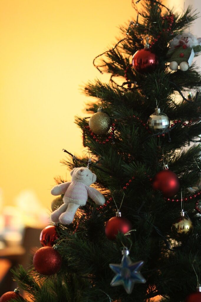 Addobbare l'albero di Natale con i peluche