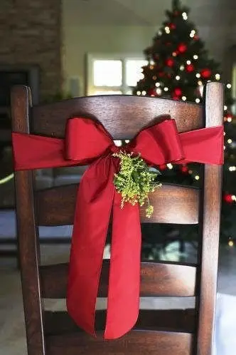 Decorazioni natalizie per le sedie: idee brillanti