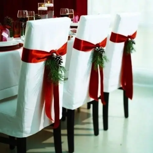 Decorazioni natalizie per le sedie: idee brillanti