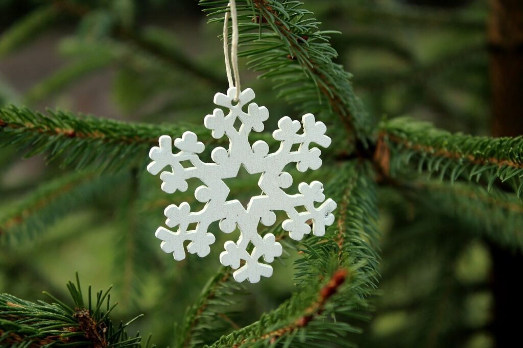 Fiocchi di neve fai da te per l'albero di Natale