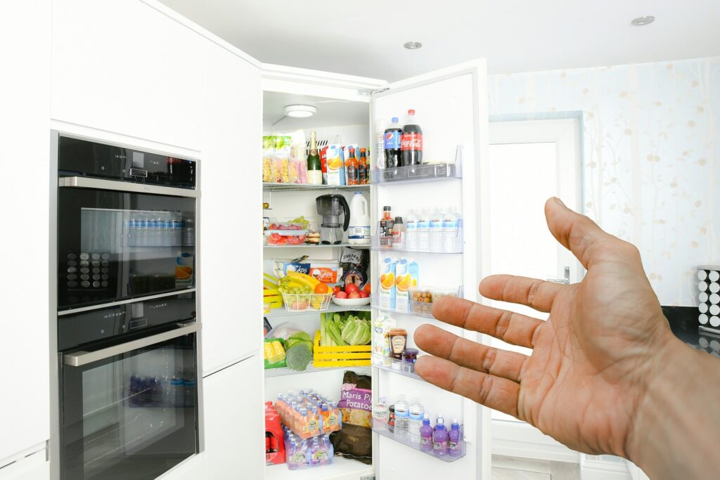 Come pulire il frigorifero con il limone