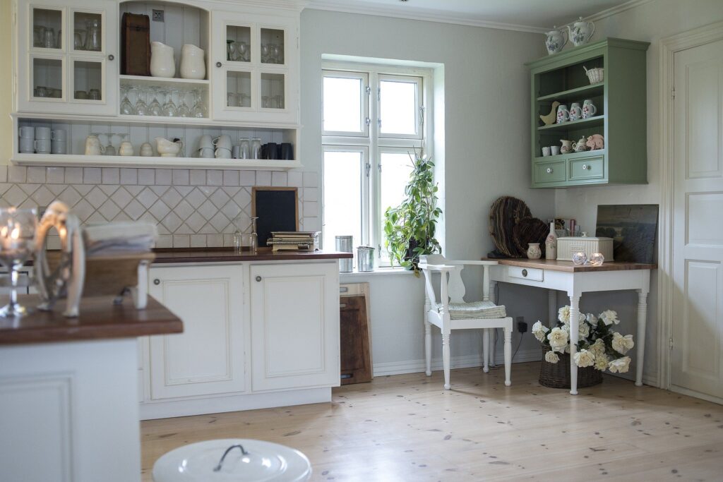 Cucina bianca e legno