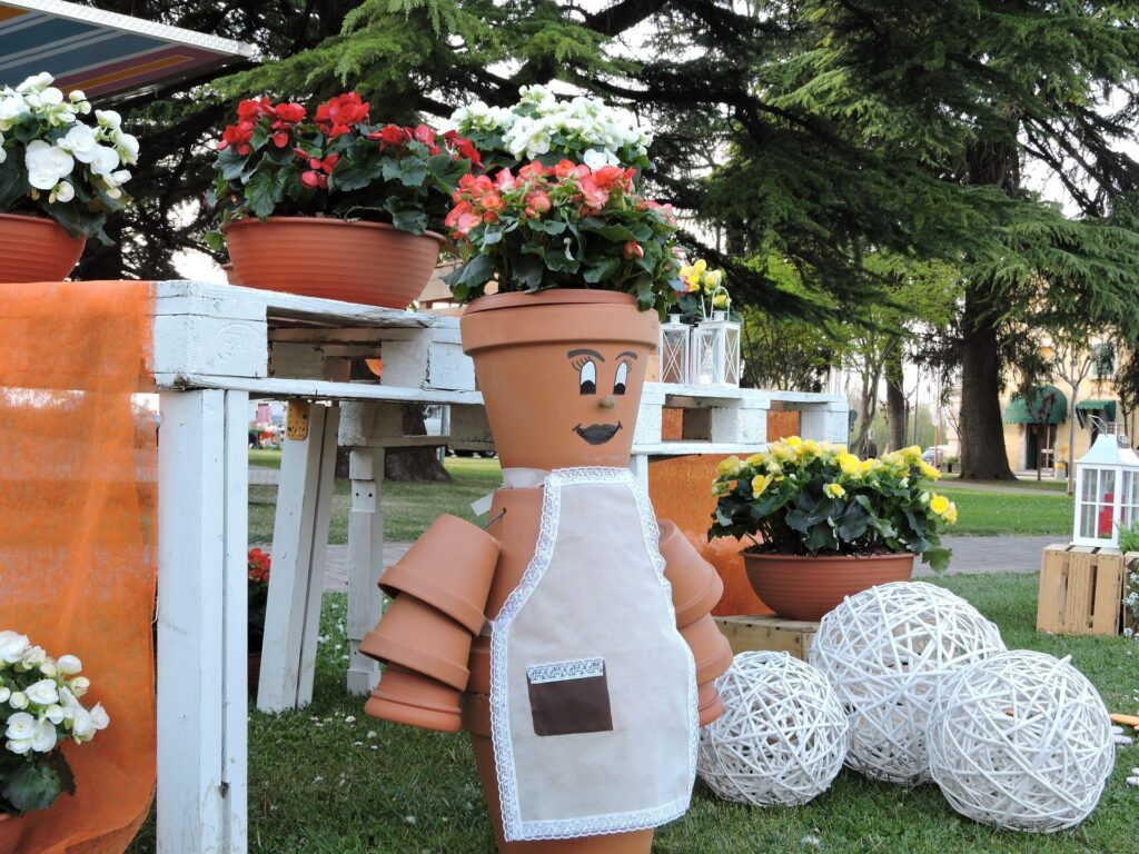 Decorare il giardino con i vasi in terracotta