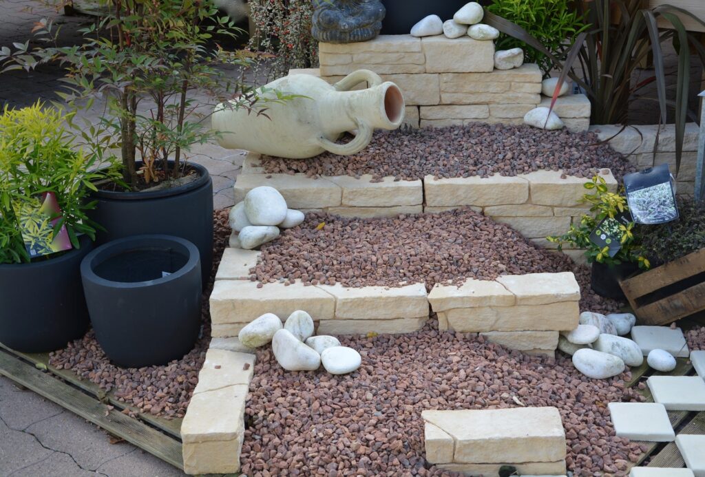 Abbellire un giardino con le pietre e i sassi