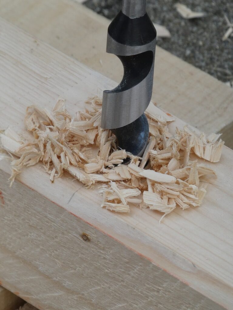 Come realizzare delle mensole in legno fai da te con le corde