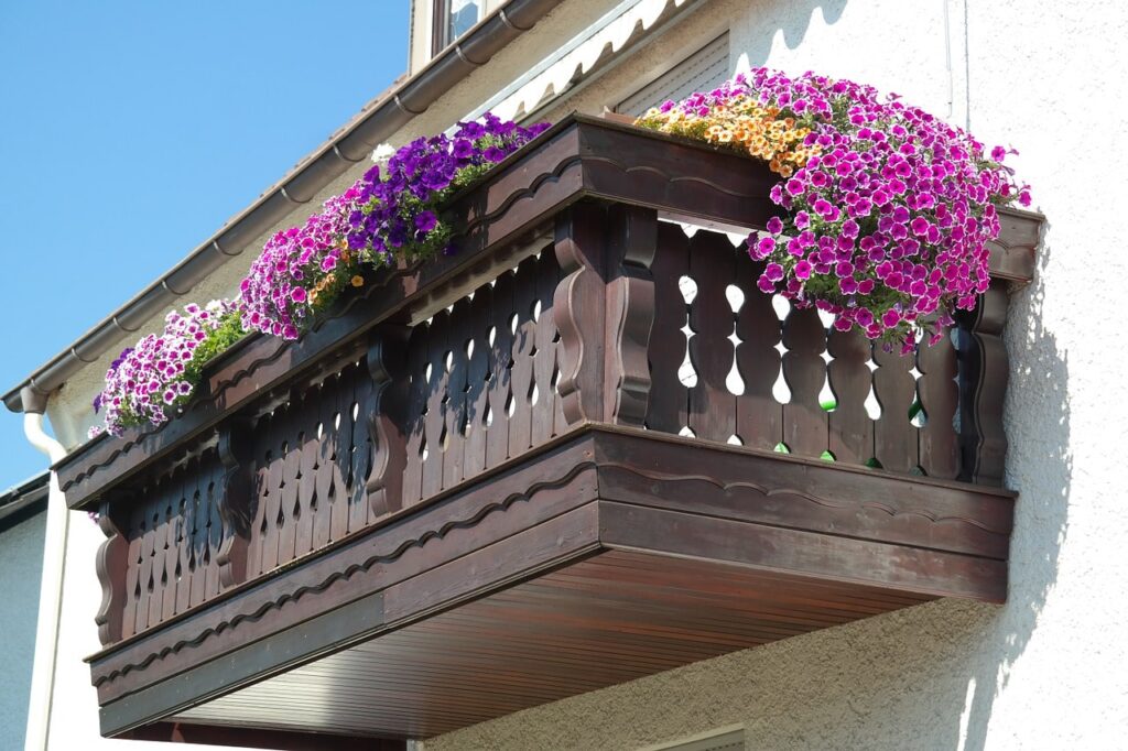 Idee per allestire uno straordinario balcone fiorito