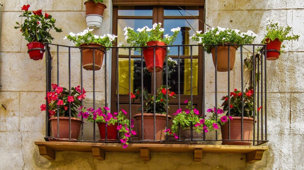 Idee per allestire uno straordinario balcone fiorito