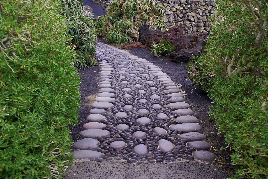 Come decorare il giardino realizzando un sentiero con i sassi