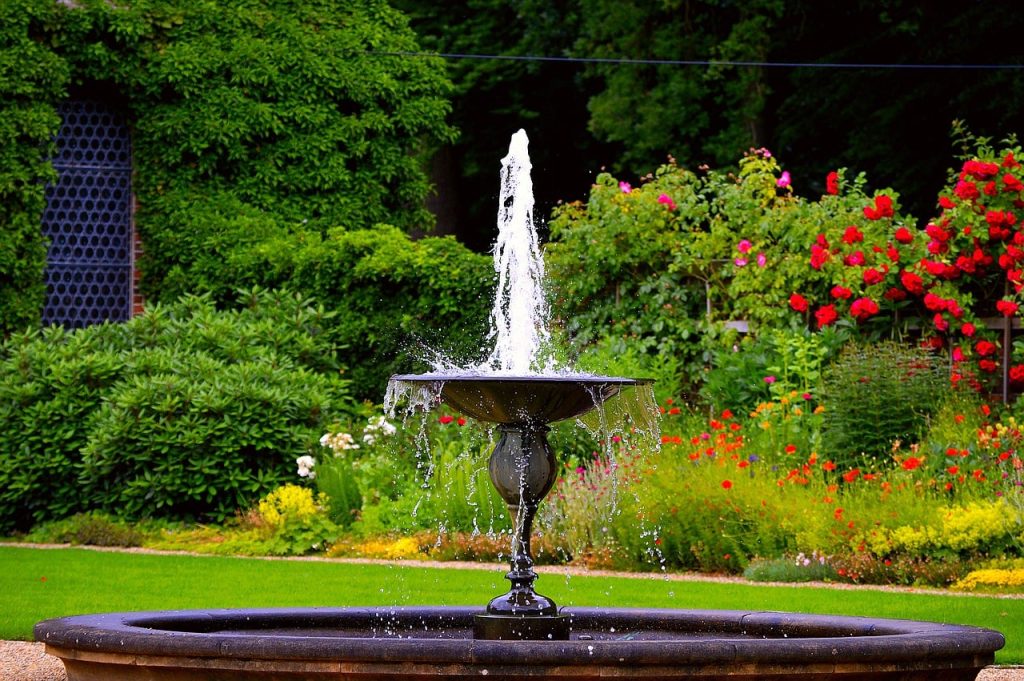 20 Ottime idee da cui trarre ispirazione per realizzare una fontana in giardino