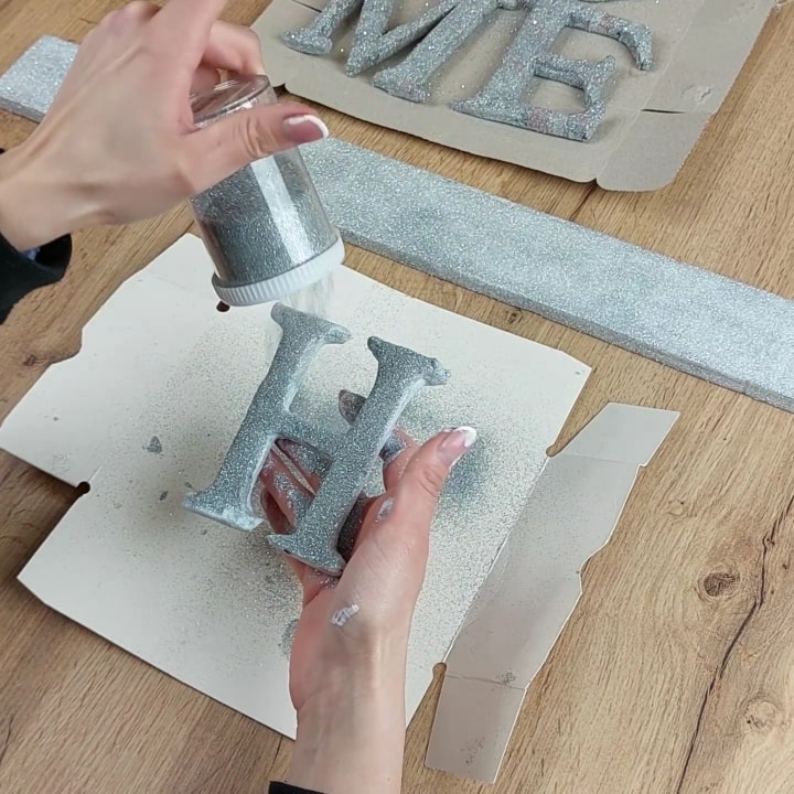 Come realizzare con il cartone la scritta home in 3D