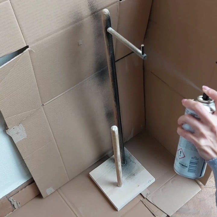 Come realizzare un porta rotolo di carta igienica fai da te con un vecchio bastone di scopa