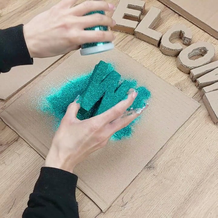 Come realizzare con il cartone la scritta welcome in 3D