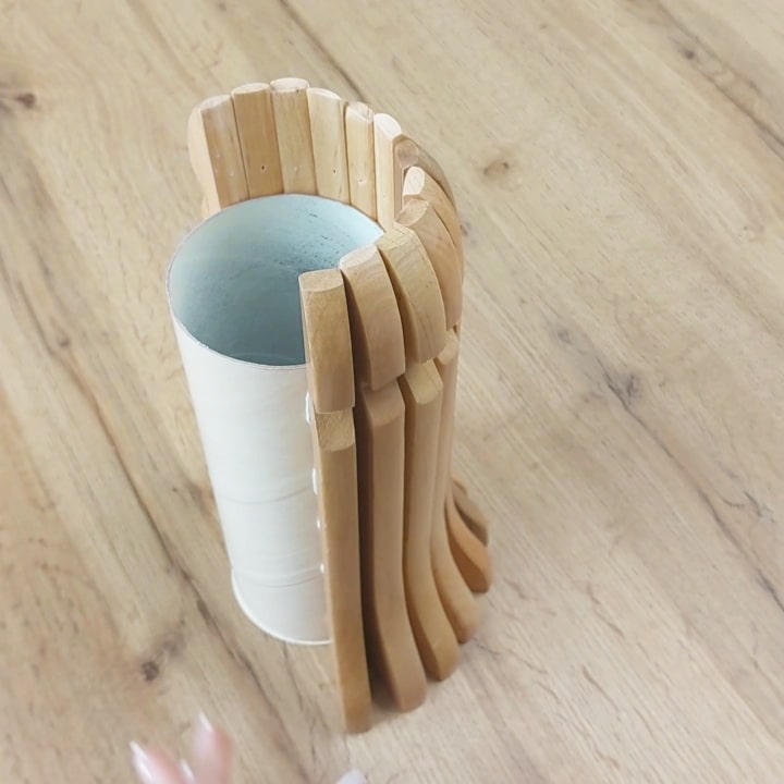Come realizzare un bellissimo vaso con le grucce in legno