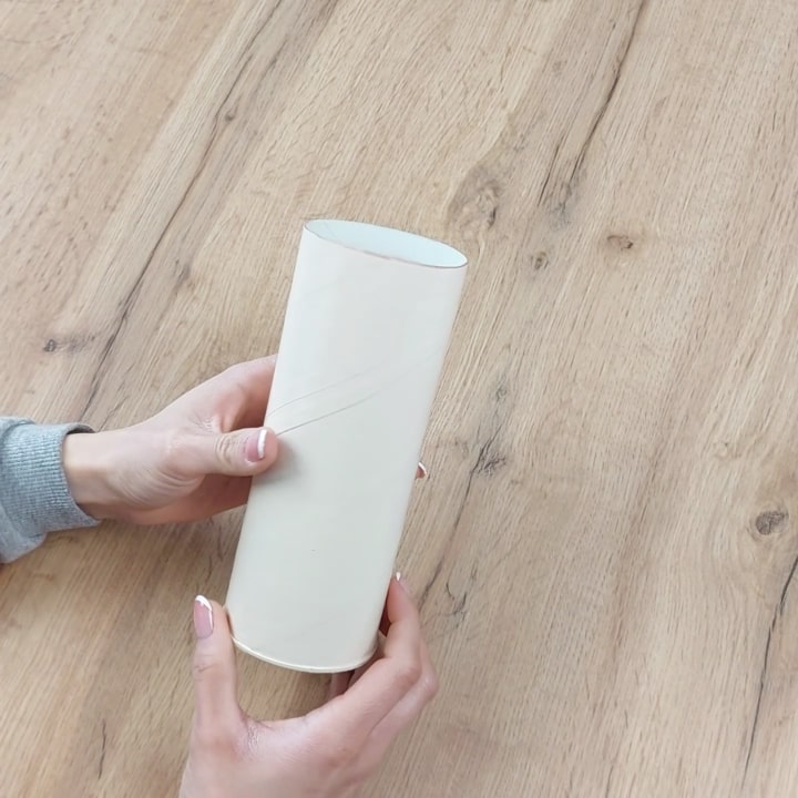 Come realizzare un bellissimo vaso con le grucce in legno