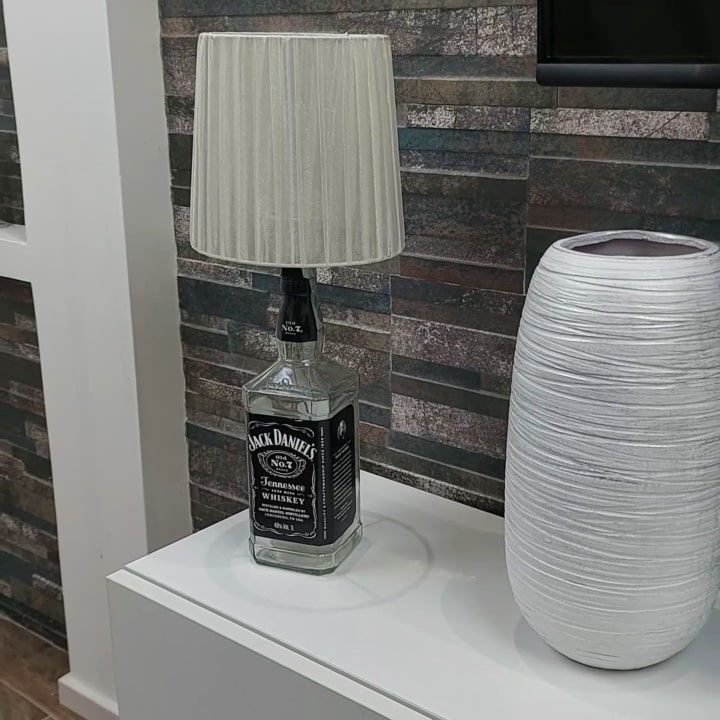 Come realizzare una lampada con una bottiglia di whisky
