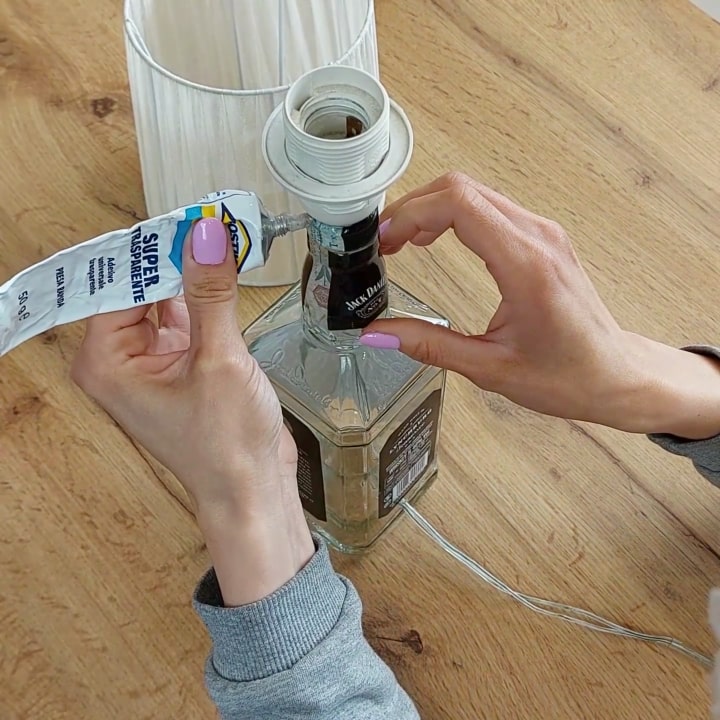 Come realizzare una lampada con una bottiglia di whisky
