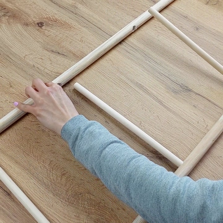 Come realizzare una scaletta porta asciugamani con due bastoni di scopa