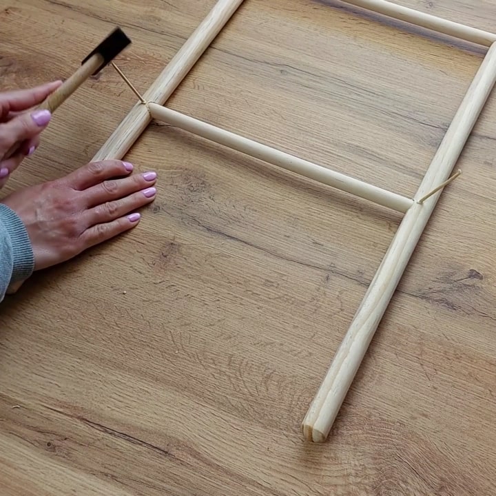 Come realizzare una scaletta porta asciugamani con due bastoni di scopa